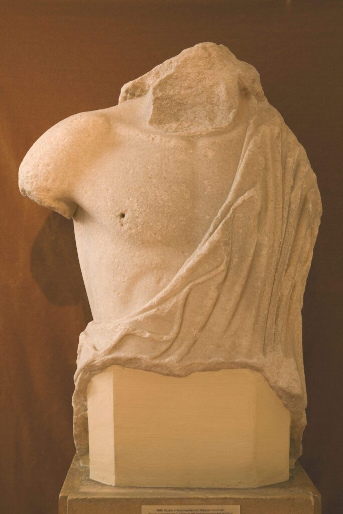 Κορμός καθιστού ανδρικού αγάλματος με εγχάρακτη επιγραφή