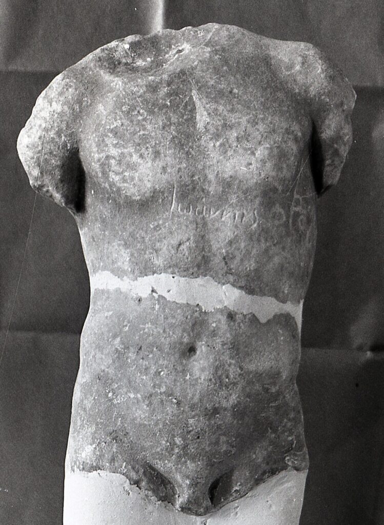 Χάραγμα σε ελληνιστικών χρόνων άγαλμα εφήβου από το Ελληνικό Άστρους