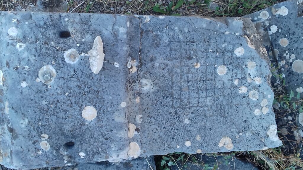 Ένας εγχάρακτος άβακας παιχνιδιού στους Δελφούς