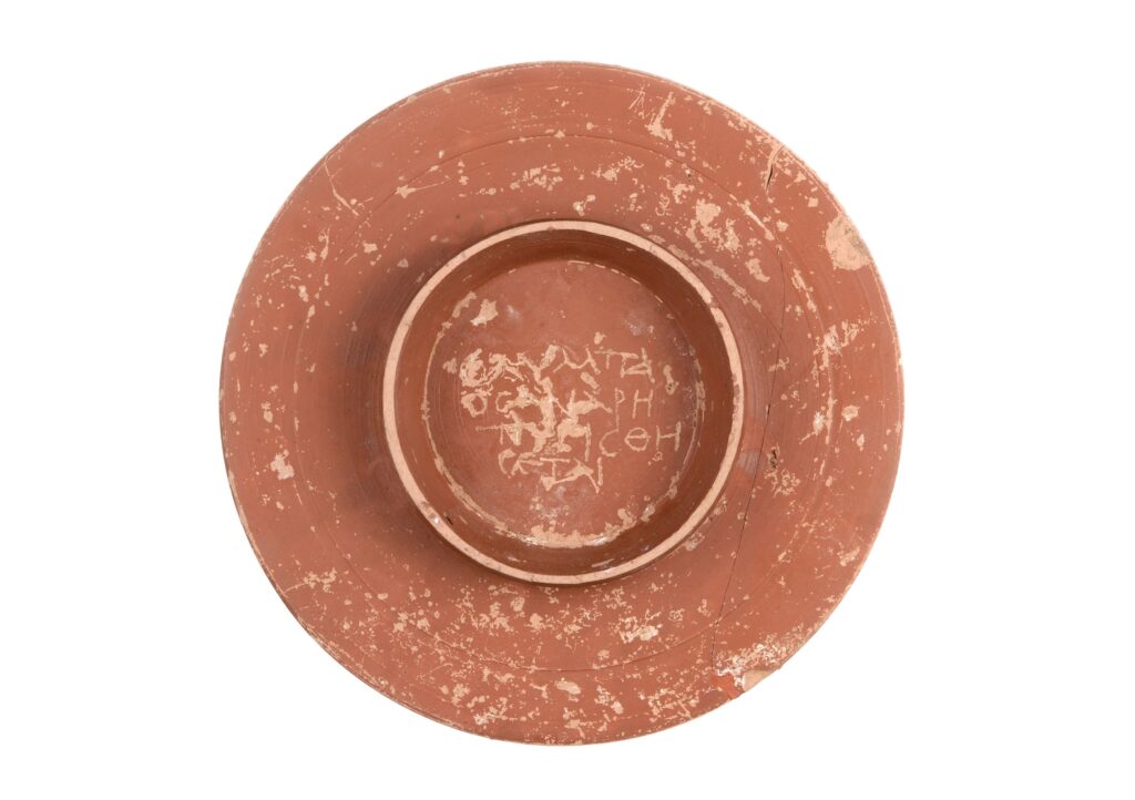 Ερυθροβαφές πινάκιο με graffito ερωτικού περιεχομένου