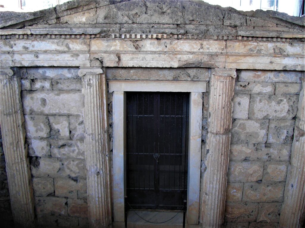 Συνθήματα της εποχής του Εμφυλίου στον «Τάφο του Ρωμαίου» στη Βεργίνα