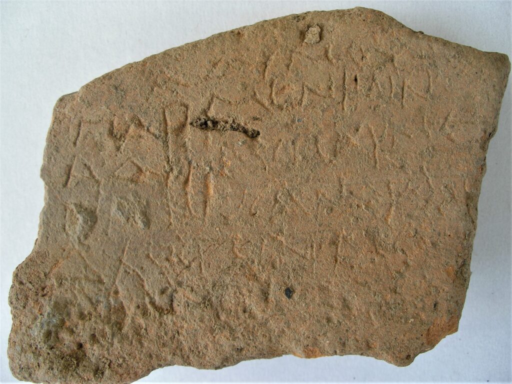 Graffito σε θραύσμα στρωτήρα από το τείχος της Βεργίνας