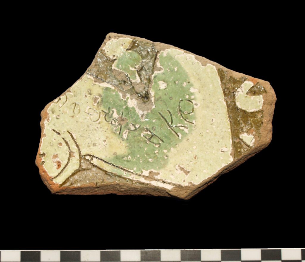 Βάση βυζαντινού εφυαλωμένου αγγείου με εγχάρακτη «επιγραφή»