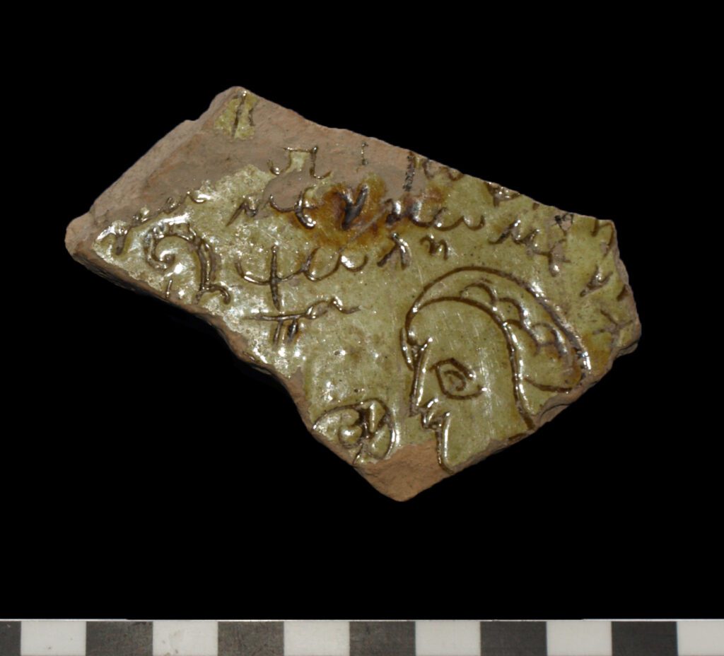 Βάση βυζαντινού εφυαλωμένου αγγείου με εγχάρακτη σκωπτική επιγραφή