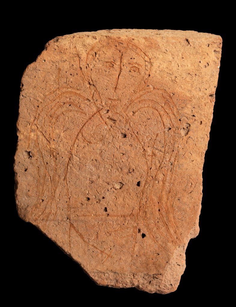 Τμήμα αρχαίας κεραμίδας με μεταγενέστερο χάραγμα φτερωτής μορφής