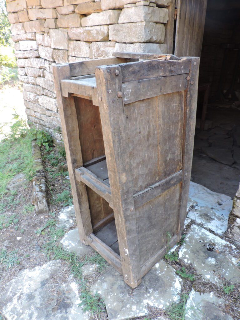 Αφιερωματικό χάραγμα σε ξύλινο αναλόγιο στον ναό Αγίου Γεωργίου στα Πιστιανά Άρτας