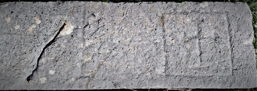 Εγχάρακτος λίθος από τους Θησαυρούς στην περιοχή του Θεάτρου