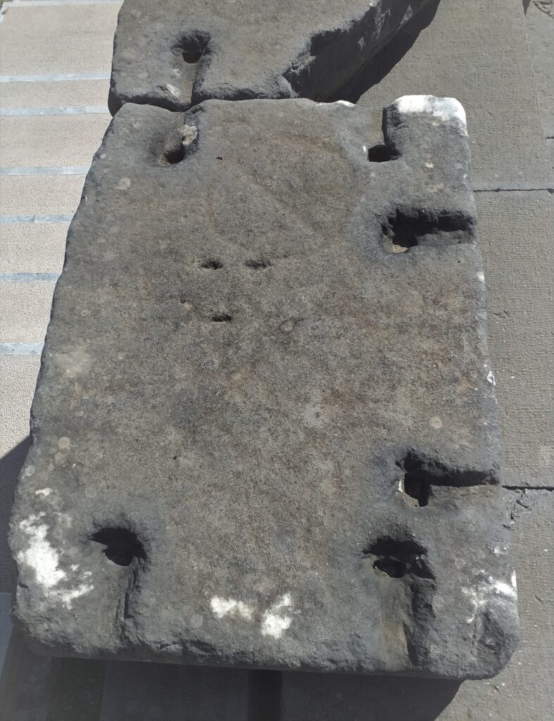 Χριστιανικά εγχάρακτα σύμβολα στον Βωμό των Χίων