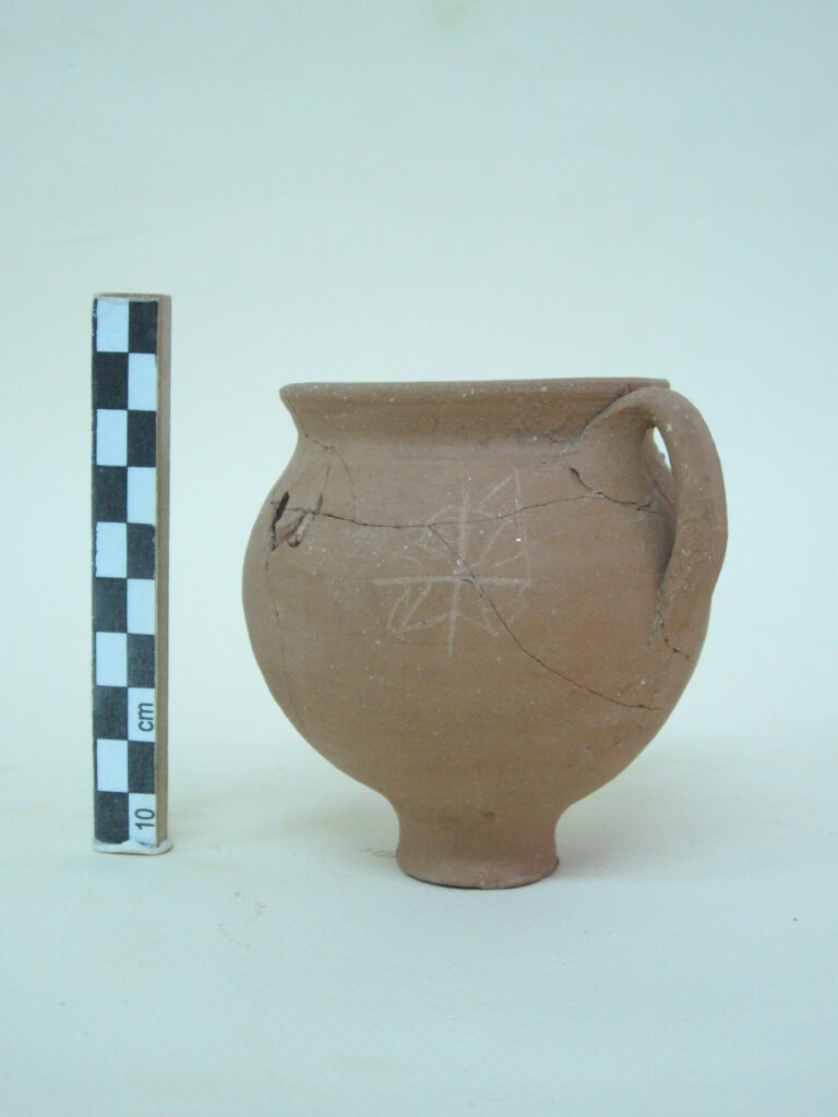 Μόνωτο κύπελλο με χάραγμα ύστερων ρωμαϊκών χρόνων