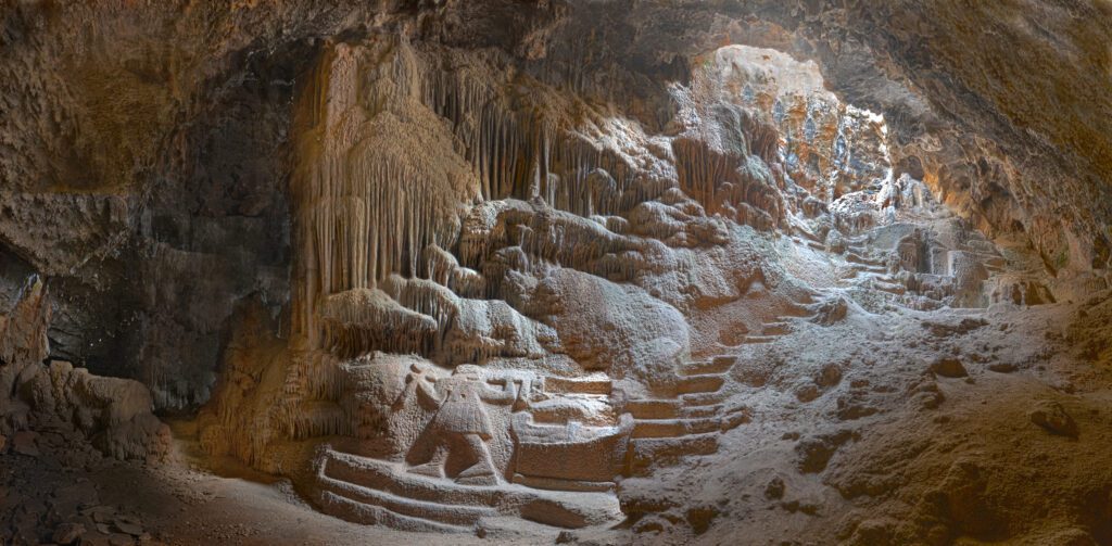 Χαράγματα των νεότερων χρόνων στο Σπήλαιο Νυμφολήπτου Βάρης