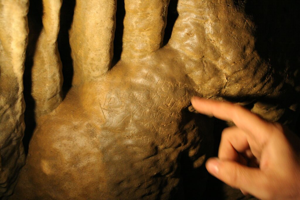 Δεητικά χαράγματα σε σπηλαιώδη αίθουσα της Μονής Θεοτόκου Σπηλαιωτίσσης παρά την Προσοτσάνη Δράμας