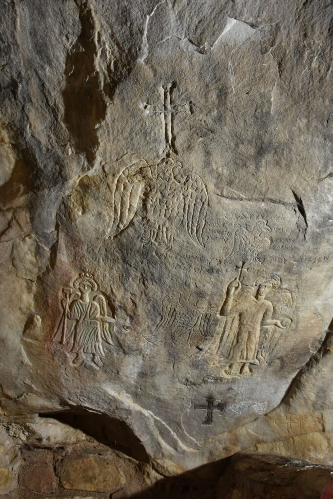 Βυζαντινά χαράγματα στον νοτιοανατολικό βράχο της εισόδου του Σπηλαίου Αμώμων