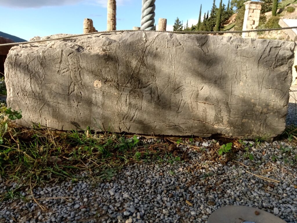 Ανθρωπόμορφα χαράγματα σε ενεπίγραφο λίθο