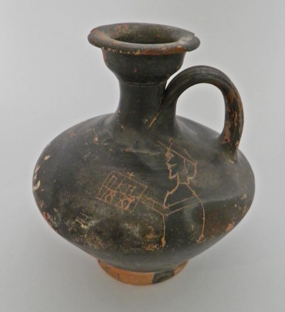 Μελαμβαφής οινοχόη με χαραγμένη μορφή ναυτικού