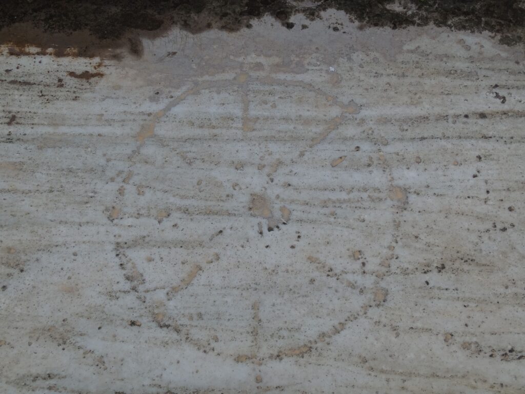 Χαράγματα επιδαπέδιου παιχνιδιού (Rota) των ρωμαϊκών χρόνων στον αρχαιολογικό χώρο της Ελευσίνας